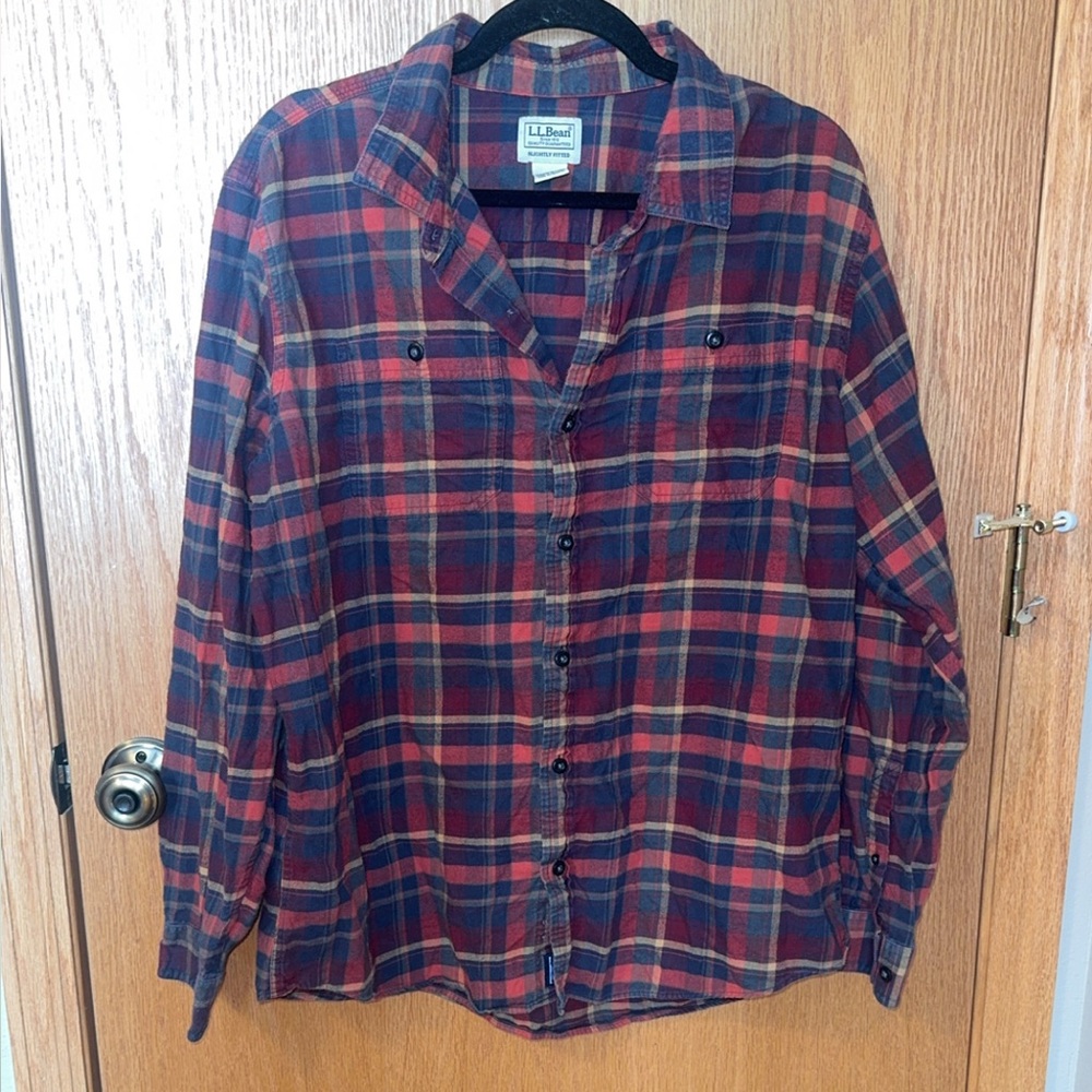 L.L.Bean Slightly Fitted Red and Navy Plaid Flannel Shirt Size Large